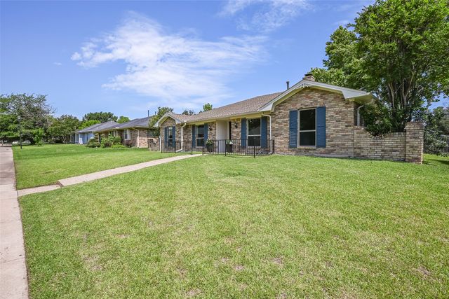1913 Middle Glen Drive, Carrollton, TX 75007