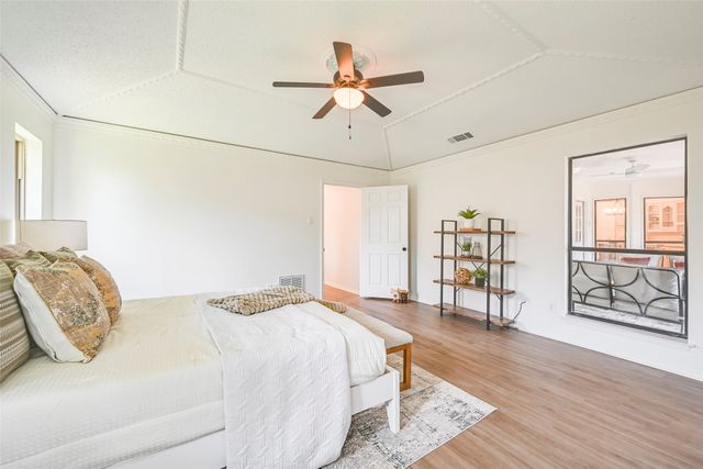 1913 Middle Glen Drive, Carrollton, TX 75007