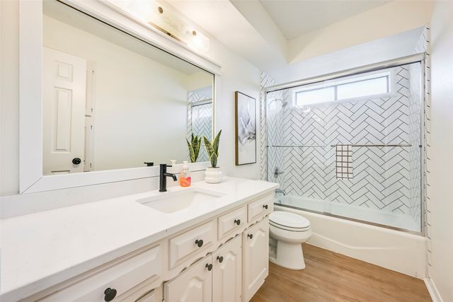 1913 Middle Glen Drive, Carrollton, TX 75007