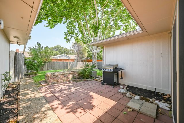 1913 Middle Glen Drive, Carrollton, TX 75007
