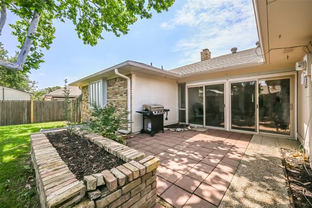 1913 Middle Glen Drive, Carrollton, TX 75007