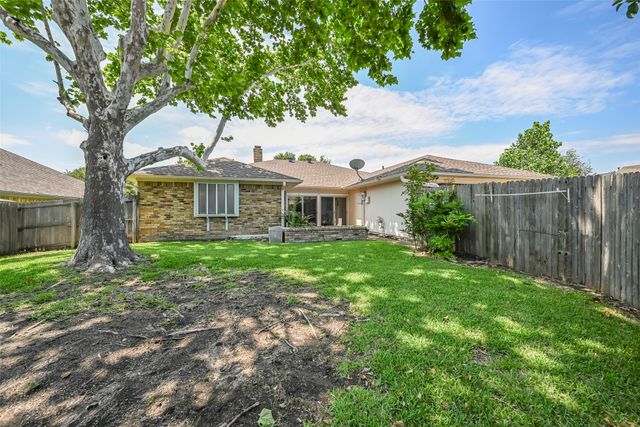 1913 Middle Glen Drive, Carrollton, TX 75007