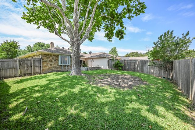 1913 Middle Glen Drive, Carrollton, TX 75007