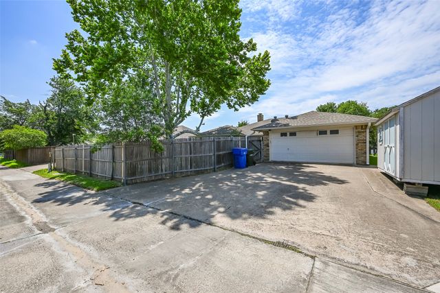 1913 Middle Glen Drive, Carrollton, TX 75007