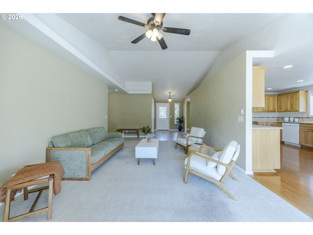 755 S 47TH Pl, Springfield, OR 97478