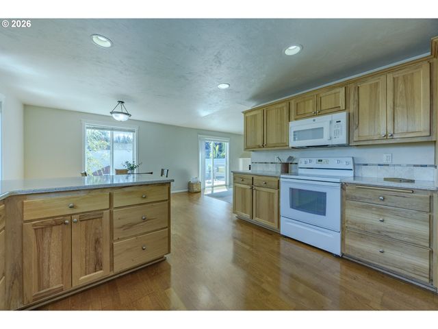 755 S 47TH Pl, Springfield, OR 97478