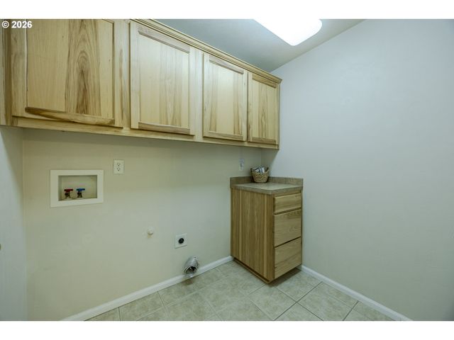 755 S 47TH Pl, Springfield, OR 97478