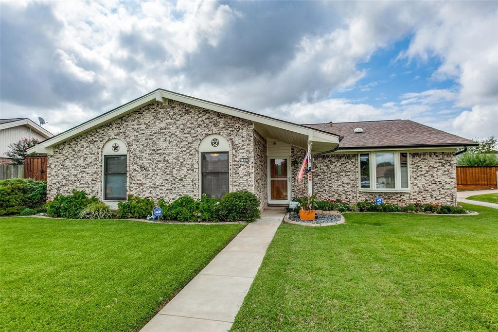 1902 Heather Way, Richardson, TX 75081