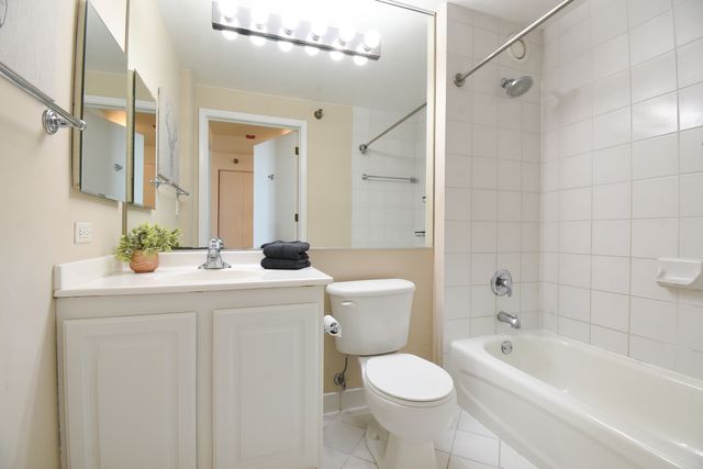345 N La Salle Drive 1702, Chicago, IL 60654