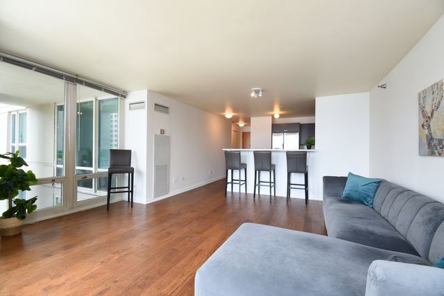 345 N La Salle Drive 1702, Chicago, IL 60654