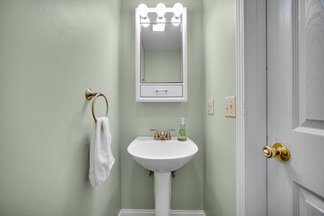 35 Oak Hollow Court, Valparaiso, IN 46383