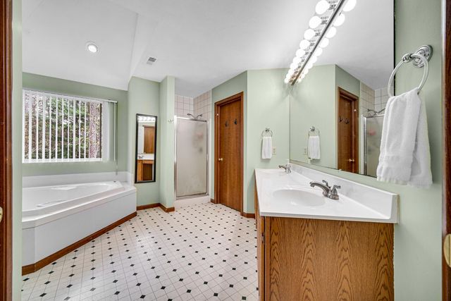 35 Oak Hollow Court, Valparaiso, IN 46383