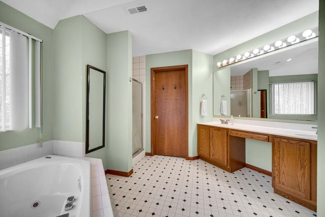 35 Oak Hollow Court, Valparaiso, IN 46383