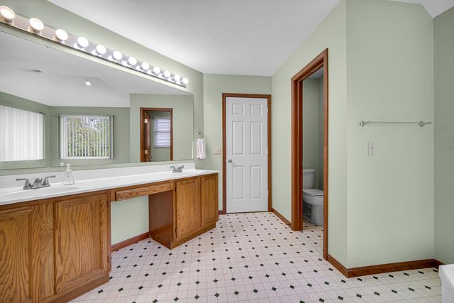 35 Oak Hollow Court, Valparaiso, IN 46383