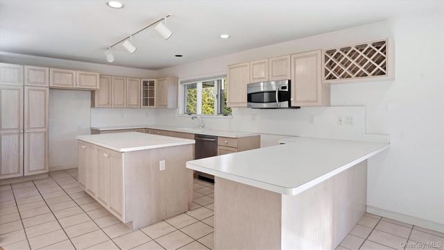 103 Middle Pond Road, Southampton, NY 11968