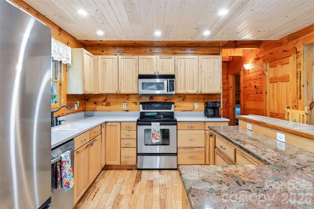 545 Mountain Crest Drive S, Marion, NC 28752
