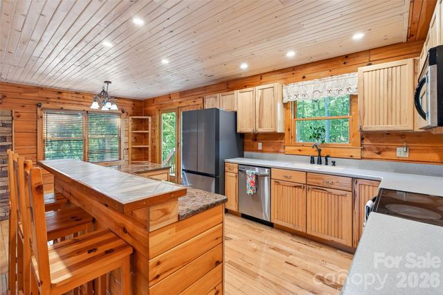 545 Mountain Crest Drive S, Marion, NC 28752