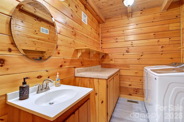 545 Mountain Crest Drive S, Marion, NC 28752