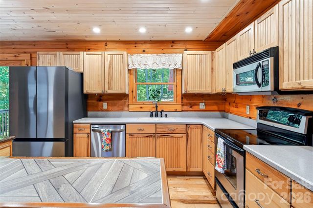 545 Mountain Crest Drive S, Marion, NC 28752