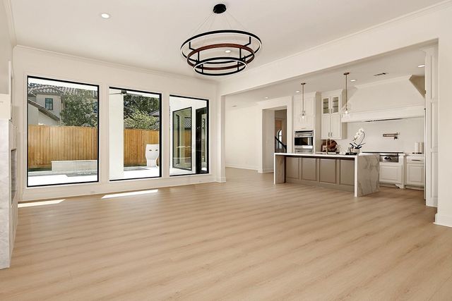 10 Libretto Court, The Woodlands, TX 77382