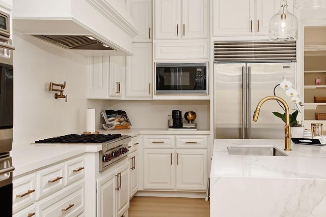 10 Libretto Court, The Woodlands, TX 77382