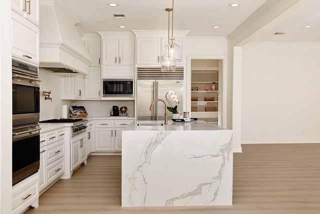 10 Libretto Court, The Woodlands, TX 77382