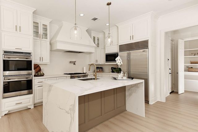 10 Libretto Court, The Woodlands, TX 77382