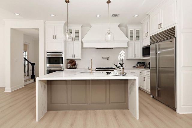 10 Libretto Court, The Woodlands, TX 77382