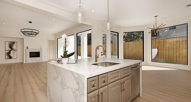 10 Libretto Court, The Woodlands, TX 77382