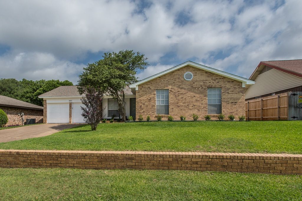 4045 Glenbrook Drive, Arlington, TX 76015