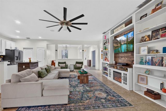 810 WOODS LANDING DRIVE, Minneola, FL 34715