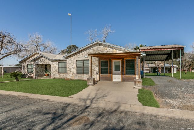 501 Green St., Poth, TX 78147