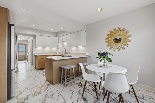 1475 Avignon Court, Highland Park, IL 60035