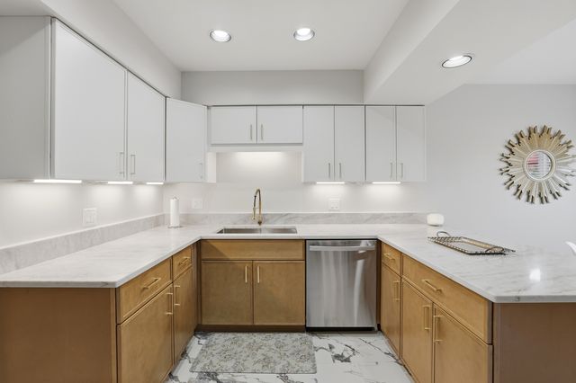 1475 Avignon Court, Highland Park, IL 60035