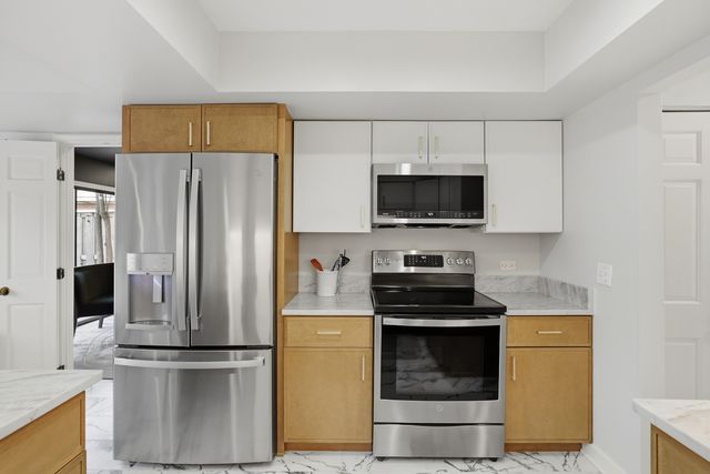 1475 Avignon Court, Highland Park, IL 60035