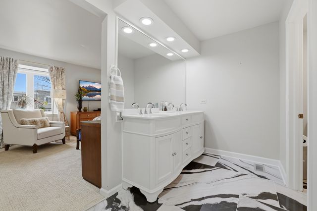 1475 Avignon Court, Highland Park, IL 60035