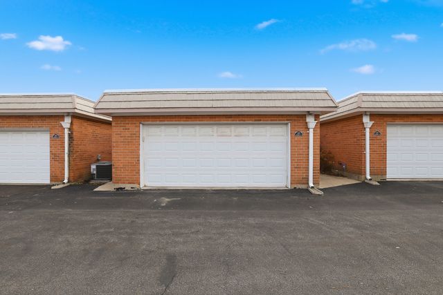 1475 Avignon Court, Highland Park, IL 60035