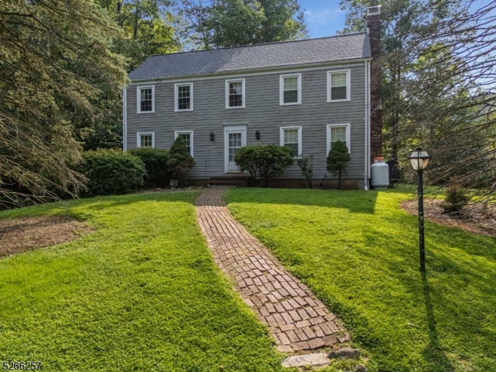 1 Turkey Run, Bethlehem Twp., NJ 08804