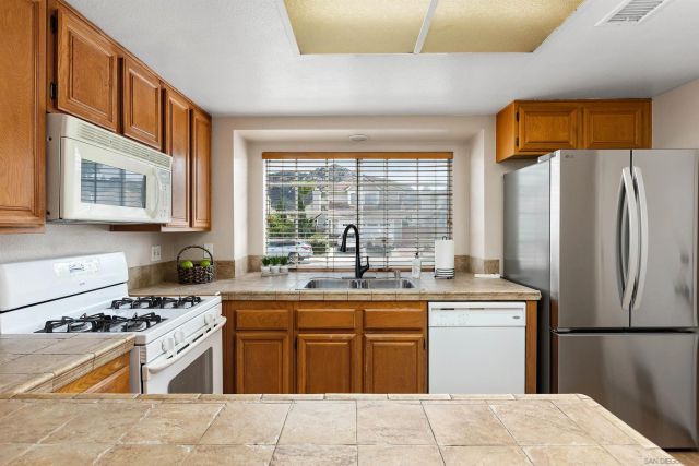 2435 Heatherwood Ct, Escondido, CA 92026