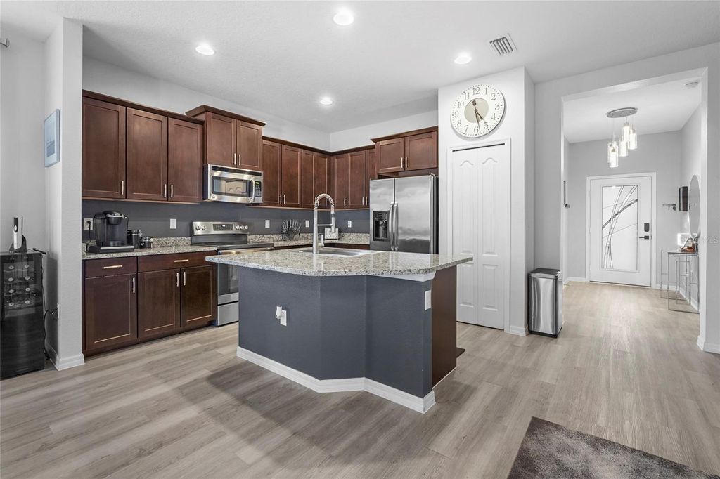 Image 12 of property listing at 1806 LAKE GEORGE COVE, Bradenton, FL 34211