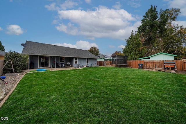 922 Hopkins Road, Central Point, OR 97502