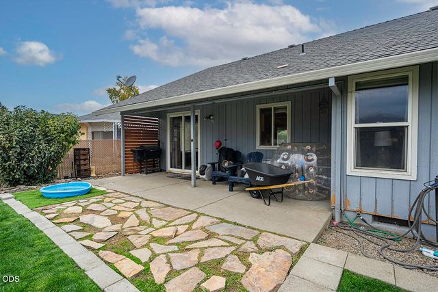 922 Hopkins Road, Central Point, OR 97502