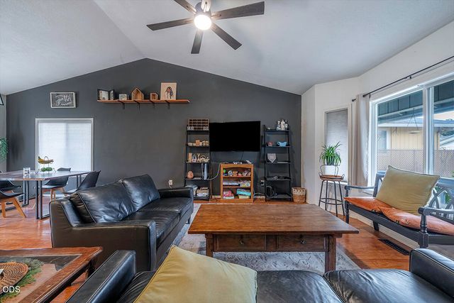 922 Hopkins Road, Central Point, OR 97502