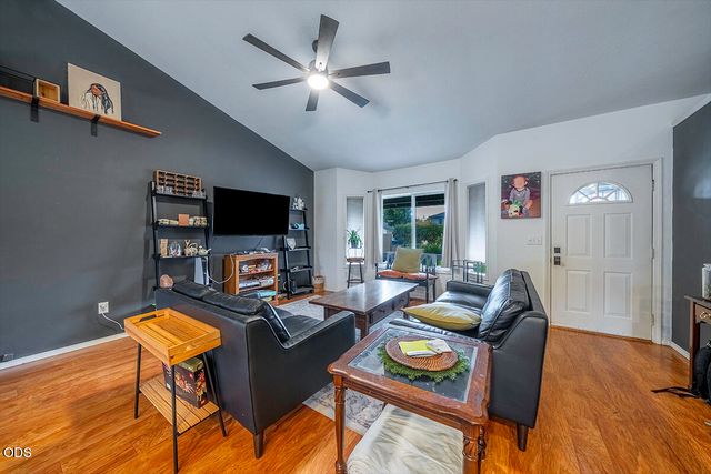 922 Hopkins Road, Central Point, OR 97502