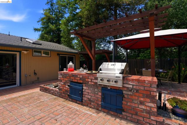 2662 Tamalpais Dr, Pinole, CA 94564