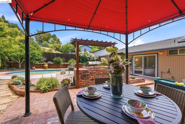 2662 Tamalpais Dr, Pinole, CA 94564