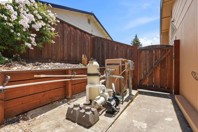 2662 Tamalpais Dr, Pinole, CA 94564