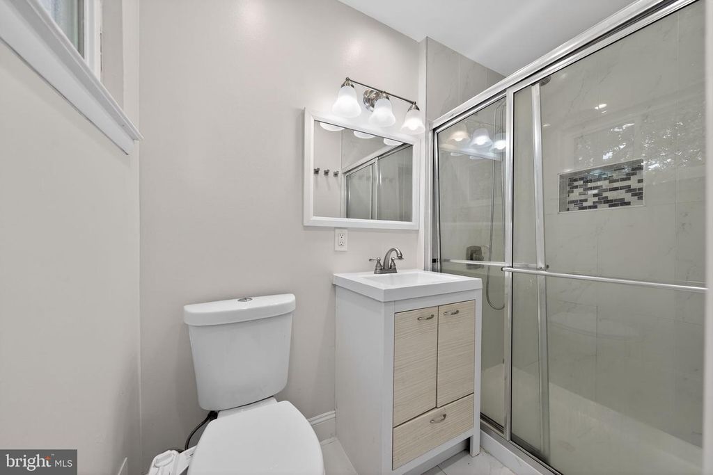 Image 19 of property listing at 13312 FORT WASHINGTON RD, Fort Washington, MD 20744