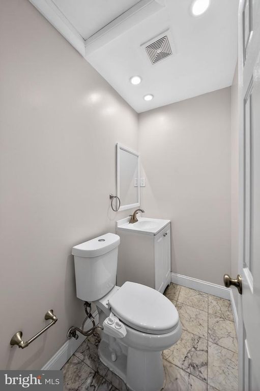 Image 20 of property listing at 13312 FORT WASHINGTON RD, Fort Washington, MD 20744