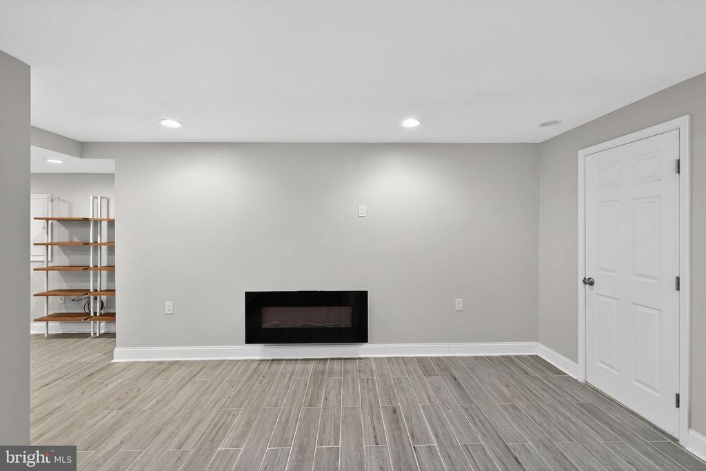 Image 25 of property listing at 13312 FORT WASHINGTON RD, Fort Washington, MD 20744